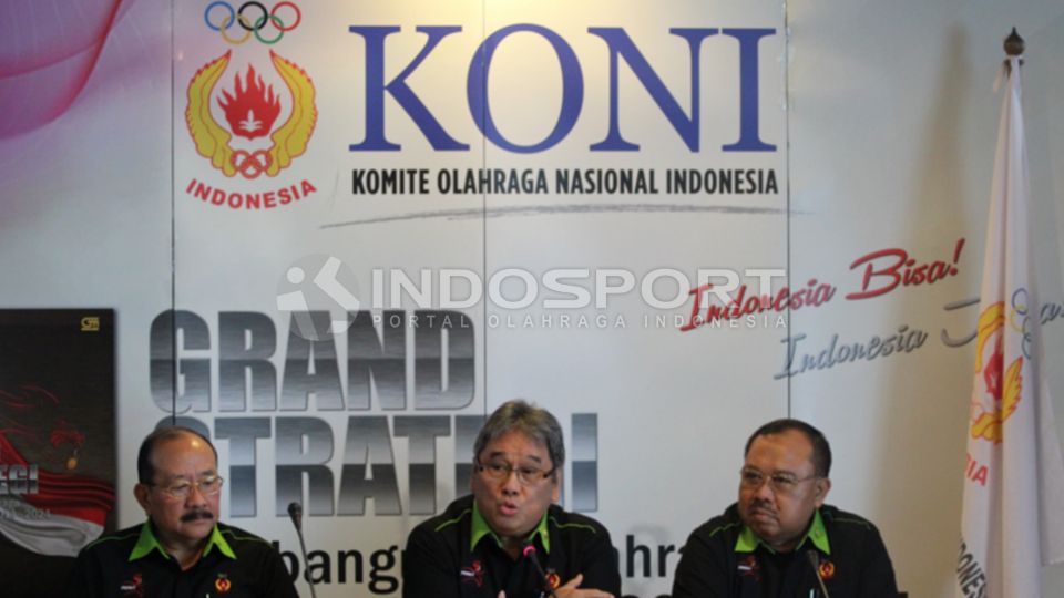 Ki-ka: KI Nugroho (Waketum IV Bidang Humas dan Japelor Koni), Immanuel Robert Inkiriwang (Waketum V Koni) dan Amir Karyatin (Kabag Hukum Koni) dalam presscon mengenai Logo Lima Ring K Copyright: &copy; Herry Ibrahim/INDOSPORT